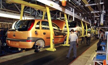 Trabajadores de la planta zaragozana de General Motors en Figueruelas.