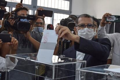 El jefe de Gobierno de Marruecos y candidato del islamista Partido de la Justicia y el Desarrollo (PJD), Saadedín el Otmani, vota en un colegio electoral de Salé, ciudad contigua a Rabat, este miércoles.