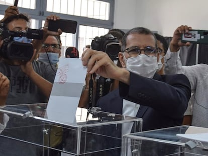 El jefe de Gobierno de Marruecos y candidato del islamista Partido de la Justicia y el Desarrollo (PJD), Saadedín el Otmani, vota en un colegio electoral de Salé, ciudad contigua a Rabat, este miércoles.