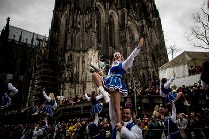 Un grupo de bailarines actúa durante el desfile del 'Lunes de las rosas' en Colonia (Alemania).