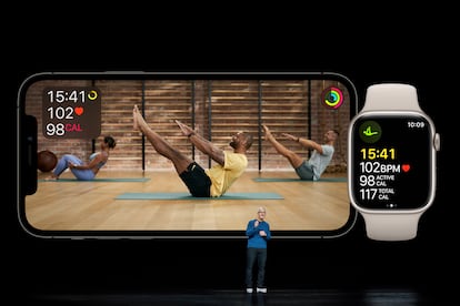 O CEO de Apple, Tim Cook, diante do Apple Watch Series 7 