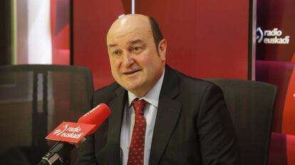 El presidente del EBB del PNV, Andoni Ortuzar, en una entrevista radiofónica.