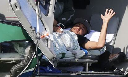 Neymar, en el helicóptero en el que abandonó la concentración brasileña.