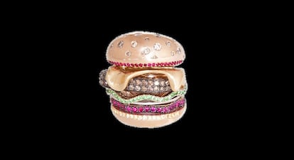 El anillo-hamburguesa es otra de sus creaciones más célebres. Cuesta 20.680 dólares.
