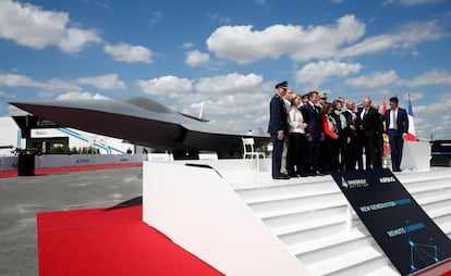 El presidente Macron, tercero por la izquierda, con las ministras de Defensa de España, Francia y Alemania, entre otras autoridades, ante la maqueta del FCAS.