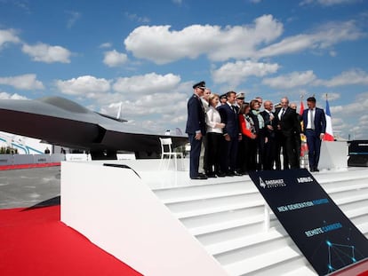 El presidente Macron, tercero por la izquierda, con las ministras de Defensa de España, Francia y Alemania, entre otras autoridades, ante la maqueta del FCAS.