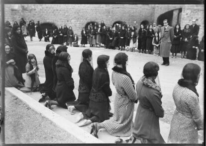 Unas mujeres rezan en el hospital de la Santa Cruz y San Pablo, de Barcelona (1932).