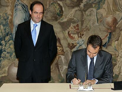 El presidente del Gobierno, José Luis Rodríguez Zapatero, firma, en presencia del ministro José Bono, la Directiva de Defensa Nacional.