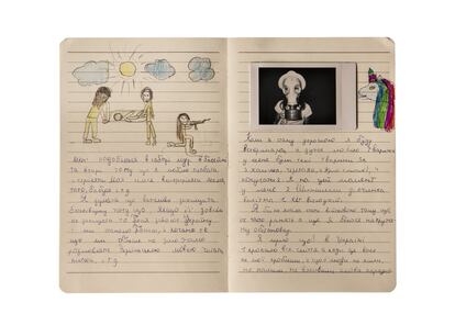 “Me gusta nadar y disparar en el campamento Lider. En mi familia todos disparan: mi madre, padre, abuela… Es importante saber disparar y defender a tu madre patria porque, de no ser así, Rusia se hará con ella y Ucrania se convertirá en parte de Rusia. Y será muy malo, ya que no seremos capaces de hablar, leer y escribir en ucranio nunca más. Cuando crezca quiero convertirme en veterinaria. Amo los animales. Antes tenía un hámster, una tortuga y cuatro loros. Ahora tengo dos chinchillas y un gato. No me gustaría convertirme en soldado porque frecuentemente son heridos y tengo miedo. Quiero que la gente deje de beber, de fumar y de maldecir”.Yelena Shevel, de 10 años.