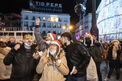 En Madrid, España, un grupo de jóvenes en la prueba de las uvas de noche vieja, durante las doce campanadas de las doce de la noche, .