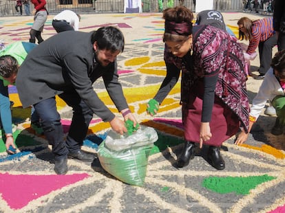 Sebastián Ramírez y Clara Brugada apoyan a los artesanos a terminar un tapete monumental en la Plaza de Santo Domingo, en enero de 2023.