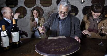 Placido Domingo firma una barrica en presencia de Gregorio García y sus hijas, Carolina y Yolanda, propietarios de la bodegas Valduero.