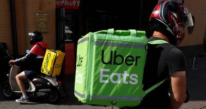 Dos repartidores de Glovo y Uber Eats en Madrid.