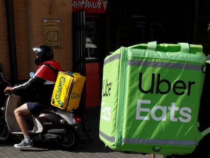 Dos repartidores de Glovo y Uber Eats en Madrid.