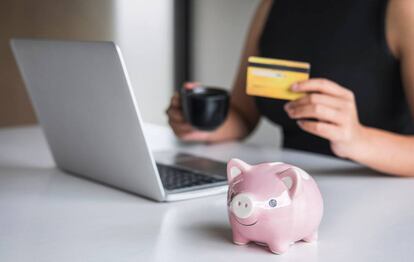 Una mujer realiza una compra por Internet con su tarjeta de crédito.