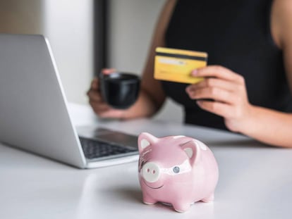 Una mujer realiza una compra por Internet con su tarjeta de crédito.