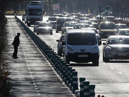 Tráfico de coches en una de las vías de Valencia.