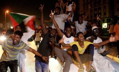 Manifestantes sudaneses celebran el anuncio del acuerdo constitucional este sábado en Jartum