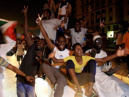 Manifestantes sudaneses celebran el anuncio del acuerdo constitucional este sábado en Jartum