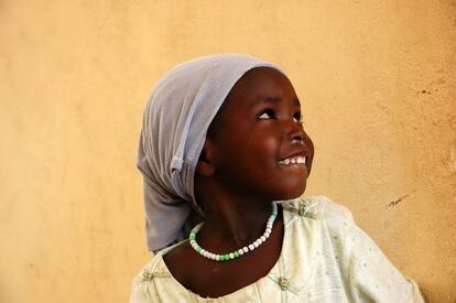 Darfur, Sudán 2007. Conocí a esta niña en uno de los centros de alimentación terapéutica que apoya el Programa Mundial de Alimentos en Darfur. En estos centros se atienden los peores casos de malnutrición infantil. Son casos que a pesar de lo que pueda parecer por las imágenes que se ven en algunos medios, no son fáciles de encontrar en las calles. Estos niños suelen estar internados en centros para su tratamiento o permanecen en sus casas. La picardía de la mirada de esta niña me cautivó desde que entré al centro. Cuando su madre me dejó que la fotografiara, entre tímida y divertida, no podía evitar buscarla con la mirada.
