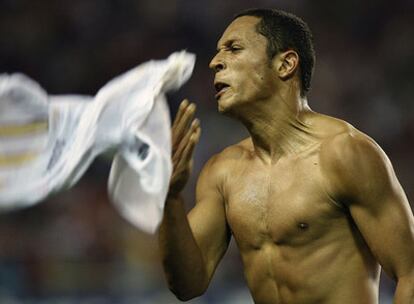 Adriano celebra el segundo gol del Sevilla.