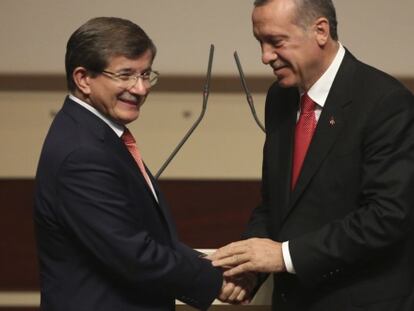 El ministro de Exteriores y el presidente Erdogan en la sede del partido gubernamental AKP en Ankara el 21 de agosto