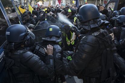 Antidisturbios franceses utilizan botes de gas pimienta para dispersar a los 'chalecos amarillos' durante las protestas en París.