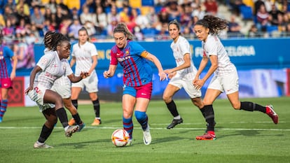 Alexia Putellas conducía el balón entre varias jugadoras del Sevilla, en el estadio Johan Cruyff, en mayo de 2022.