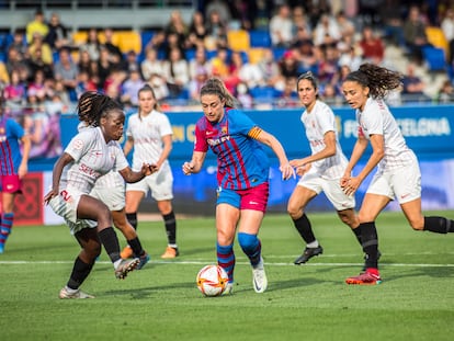 Alexia Putellas conducía el balón entre varias jugadoras del Sevilla, en el estadio Johan Cruyff, en mayo de 2022.