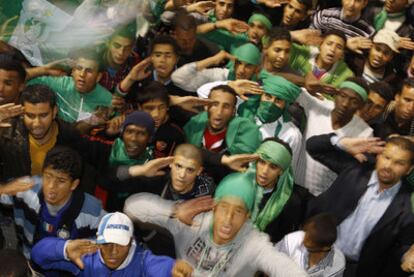 Seguidores de Muamar el Gadafi saludan durante un desfile celebrado ayer en Trípoli.