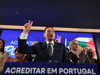 El líder de la Alianza Democrática, Luís Montenegro, celebra su victoria en las elecciones portuguesas, en un hotel de Lisboa.