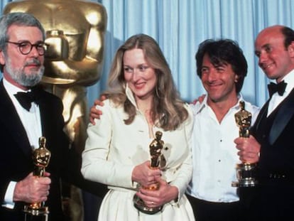 Meryl Streep y Dustin Hoffman (centro) en la entrega de los Oscar de 1979.