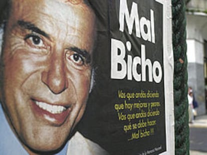 Uno de los carteles que, a comienzos de año, aparecieron en las calles de Buenos Aires contra el ex presidente Carlos Menem.