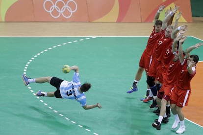 El argentino Federico Pizarro intenta marcar un penalti durante la preliminar masculina de handball entre Dinamarca y Argentina.