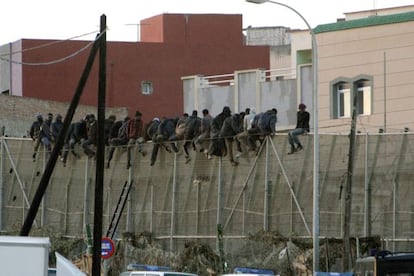 Un grup d'immigrants, dalt de la tanca.