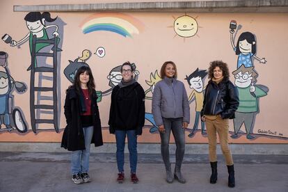 Cuatro de las madres de Manresa que el año pasado matricularon a sus hijos en centros segregados.