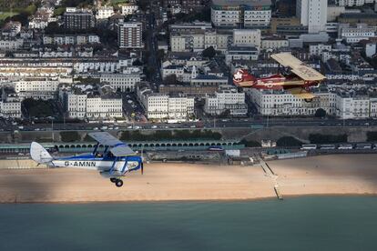 Dos aviones sobrevueltan la costa inglesa durante un acto promocional de la competición 'Crete2Cape', en Brighton (Reino Unido).