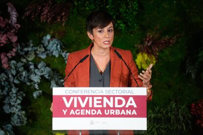 La ministra de Vivienda y Agenda Urbana, Isabel Rodríguez, atiende a los medios este jueves.