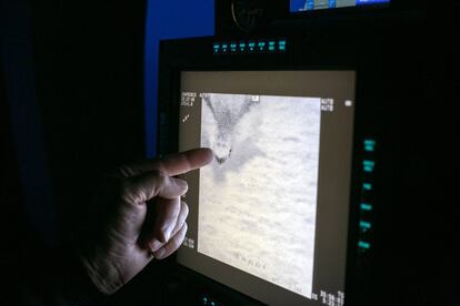 La cámara térmica del helicóptero de Aduanas permite ver en negativo las imagénes de embarcaciones situadas a gran distancia. En la fotografía puede verse cómo acaban de localizar un barco sospechoso en pleno vuelo.