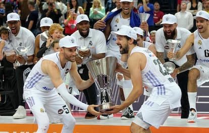 Rudy Fernández y Sergio Llull con la copa de campeones.