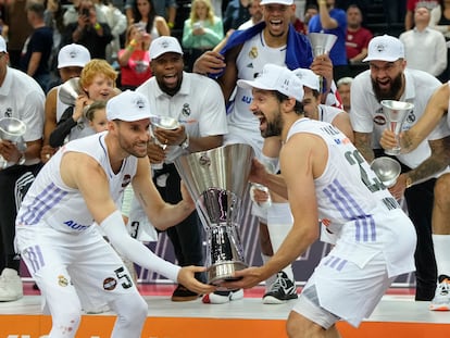 Basketball - EuroLeague Final - Olympiacos Piraeus v Real Madrid - Zalgirio Arena, Kaunas, Lithuania - May 21, 2023 Real Madrid's Rudy Fernandez and Sergio Llull celebrate with the trophy after winning the EuroLeague Final REUTERS/Ints Kalnins