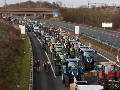 Decenas de tractores bloquean la autopista A1 cerca de  Chennevieres-les-Louvres, al norte de París, este lunes.