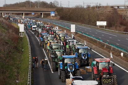 Decenas de tractores bloquean la autopista A1 cerca de  Chennevieres-les-Louvres, al norte de París, este lunes.
