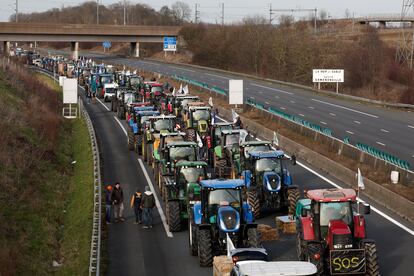 Tractores y otros vehículos ocupan una carretera a las afueras de París, el 29 de enero.