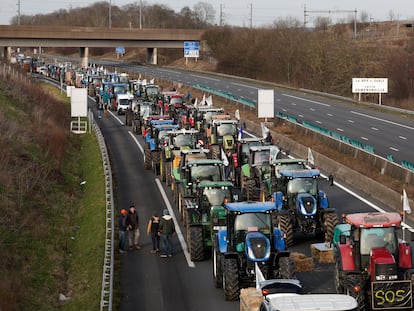 Decenas de tractores bloquean la autopista A1 cerca de  Chennevieres-les-Louvres, al norte de París, este lunes.