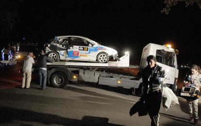 Una grúa retira el coche. El accidente se produjo al perder el control un vehículo y arrollar a los espectadores situados en una cuneta, entre ellos hay varios niños