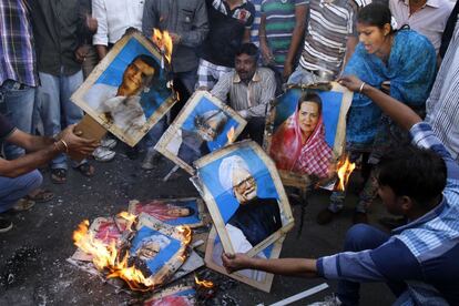 Junto con la conmoción, la noticia de la muerte también ha generado escenas de indignación. En la imagen, un grupo de manifestantes queman en Ahmedabad fotos del primer ministro, Manmohan Singh, de la presidenta del Partido del Congreso, Sonia Gandhi, y del líder de esta formación, Rahul Gandhi.