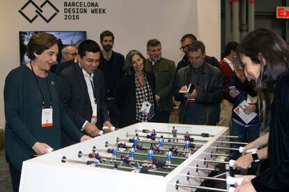 Ada Colau i el vicealcalde Gerardo Pisarello juguen un partit de futbolí durant la seva visita a l'estand de dissenyadors catalans que participen a la International Contemporary Furniture Fair (ICFF), una fira internacional que reuneix dissenyadors de mobles i articles de decoració.