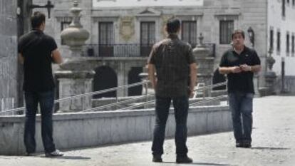 Escoltas esperan en la puerta del Ayuntamiento de Andoain.
