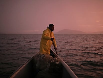 Helio dos Santos, de 30 años, se prepara para pescar en Ilha de Mare, en Salvador (Brasil), el 23 de agosto de 2022.